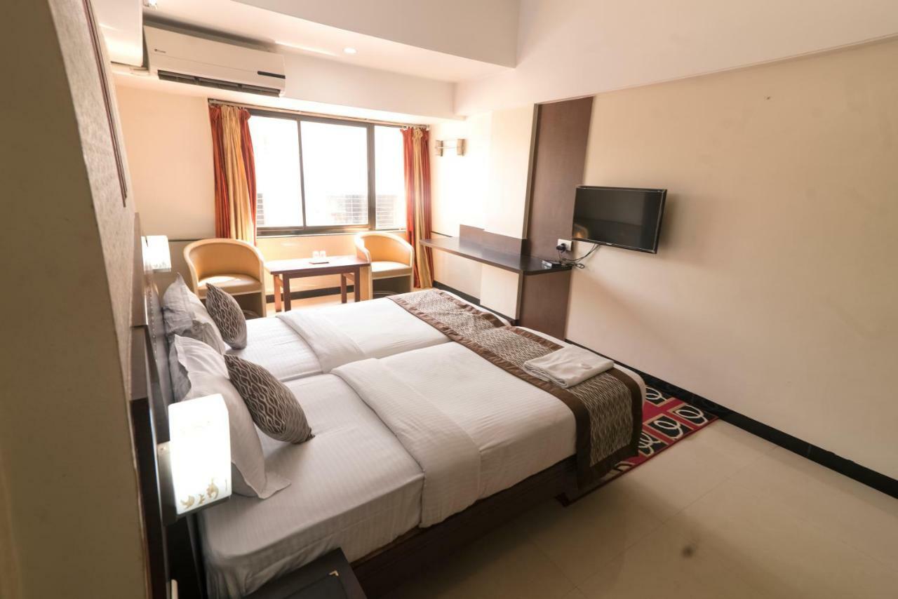 Hotel Ayodhya Kolhapur Eksteriør billede