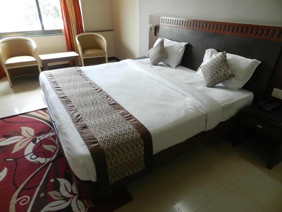 Hotel Ayodhya Kolhapur Eksteriør billede