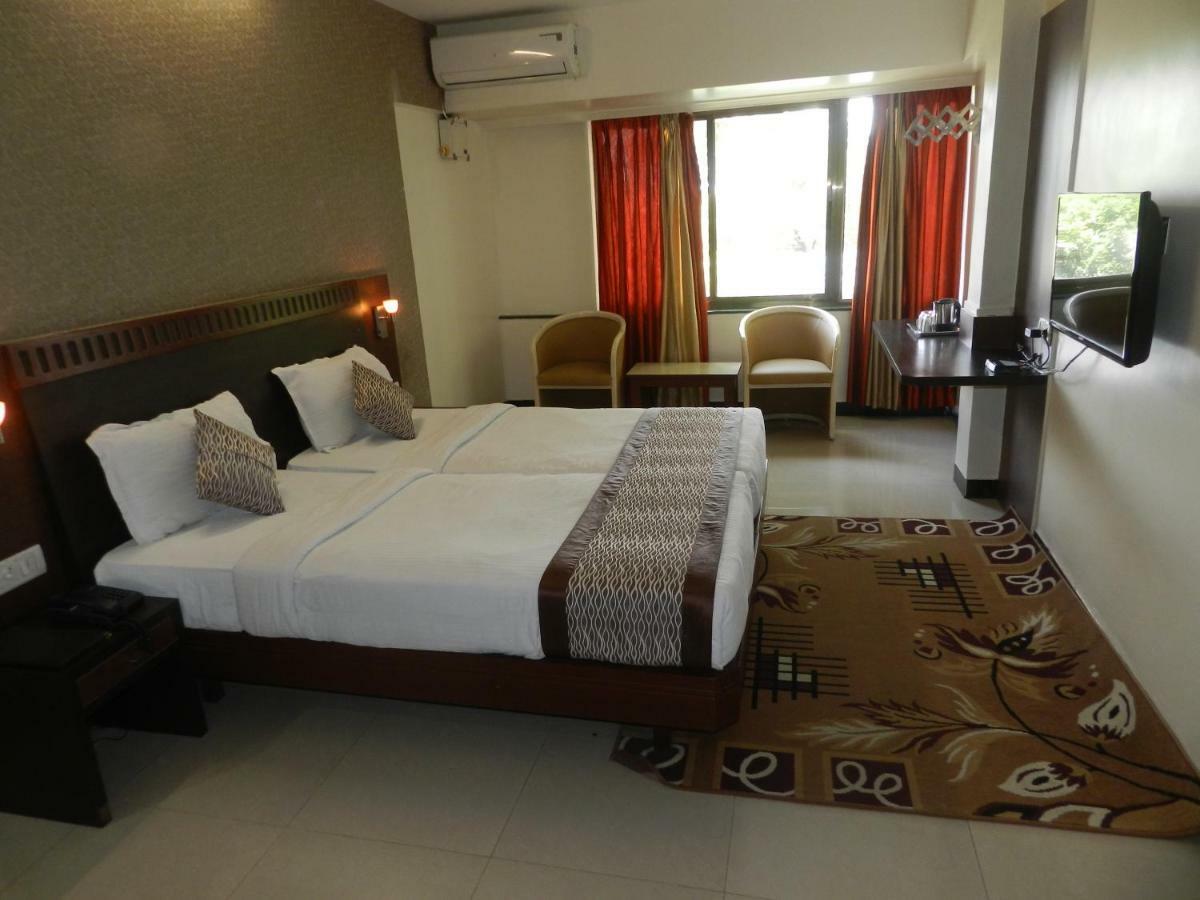 Hotel Ayodhya Kolhapur Eksteriør billede
